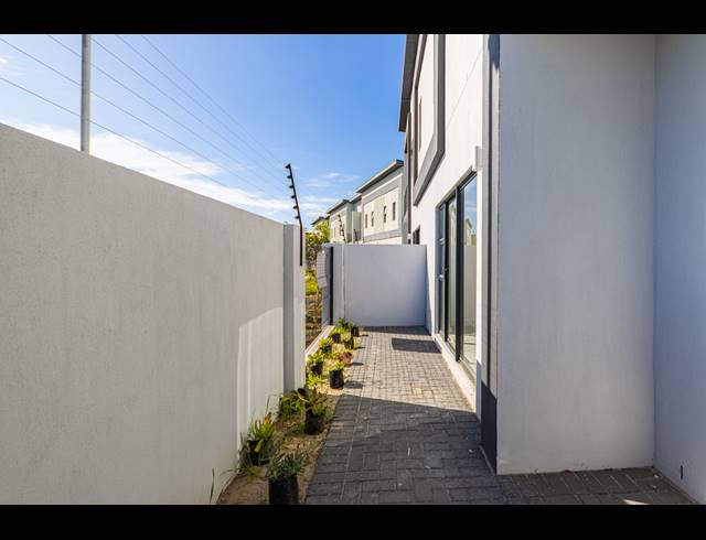 3 BEDROOM TOWNHOUSE FOR SALE IN SANDOWN